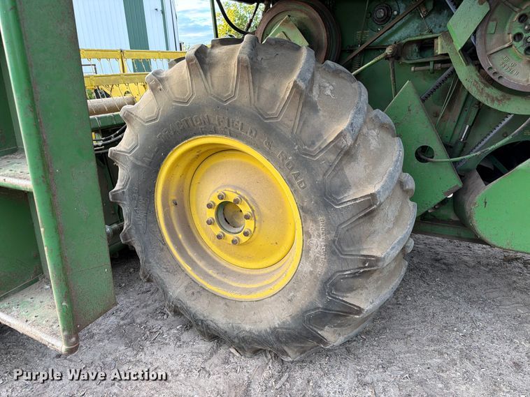 image for item DQ7915 John Deere 4400 combine