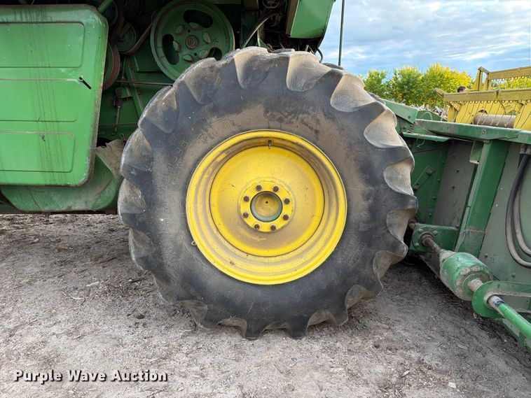 image for item DQ7915 John Deere 4400 combine