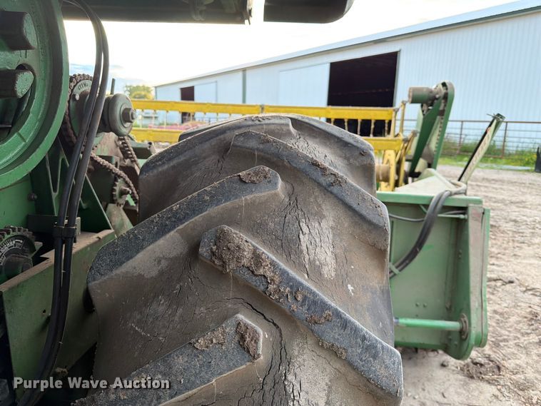 image for item DQ7915 John Deere 4400 combine