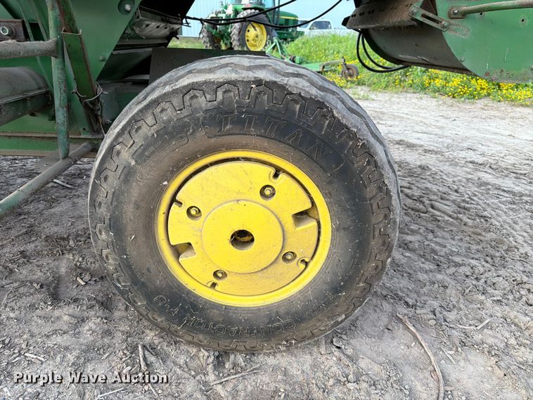 image for item DQ7915 John Deere 4400 combine