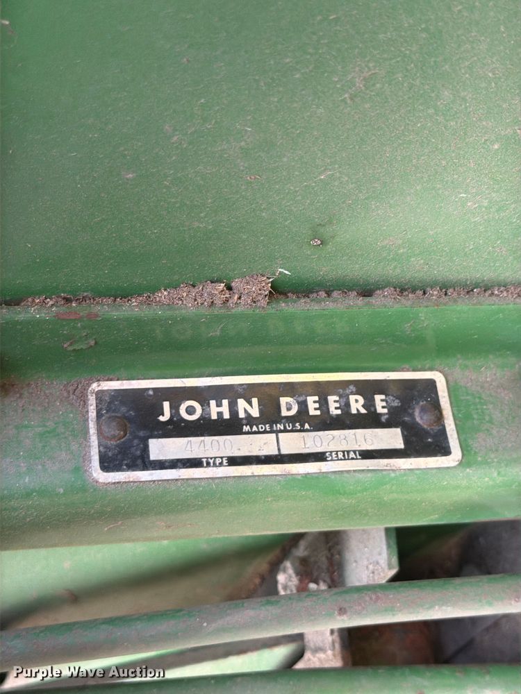 image for item DQ7915 John Deere 4400 combine