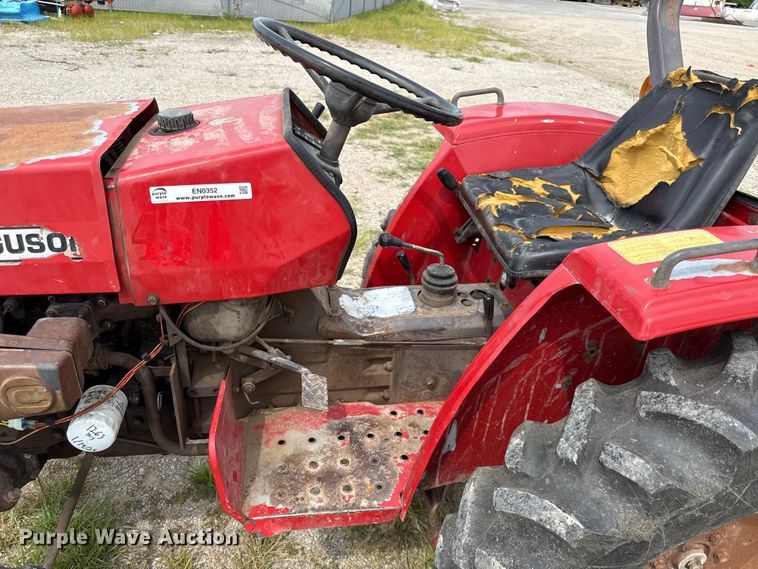 image for item EN0352 1986 Massey Ferguson 1020 MFWD tractor
