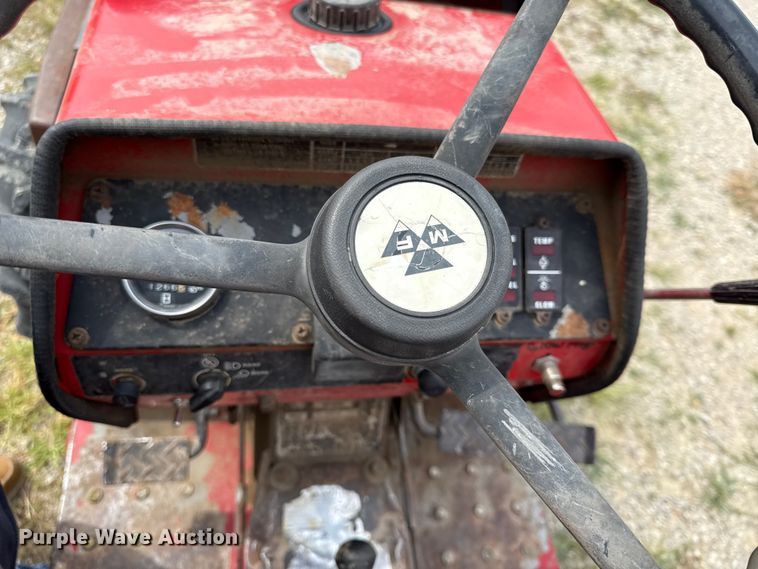 image for item EN0352 1986 Massey Ferguson 1020 MFWD tractor