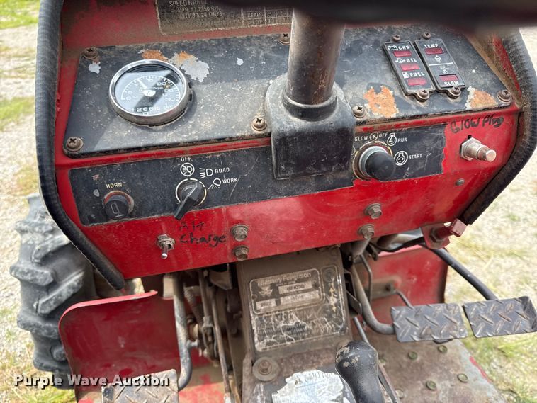image for item EN0352 1986 Massey Ferguson 1020 MFWD tractor