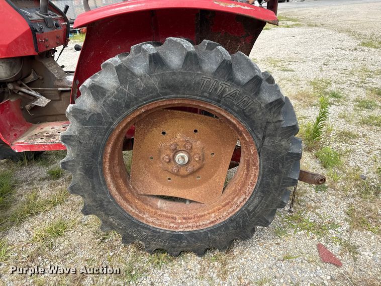image for item EN0352 1986 Massey Ferguson 1020 MFWD tractor