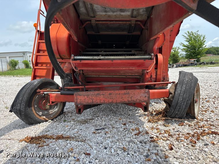 image for item EO4354 Massey Ferguson 540 combine