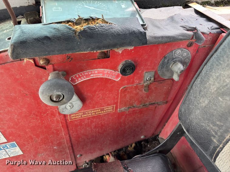 image for item EO4354 Massey Ferguson 540 combine