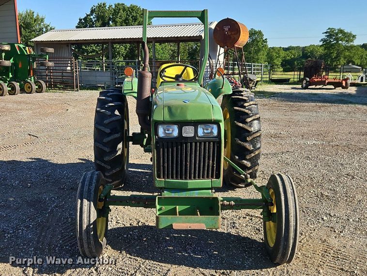 image for item EO8515 1984 John Deere 950 tractor