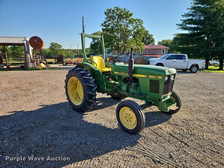 image for item EO8515 1984 John Deere 950 tractor