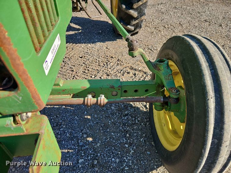 image for item EO8515 1984 John Deere 950 tractor