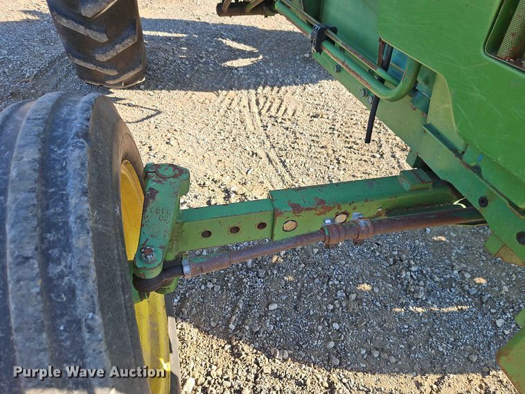 image for item EO8515 1984 John Deere 950 tractor