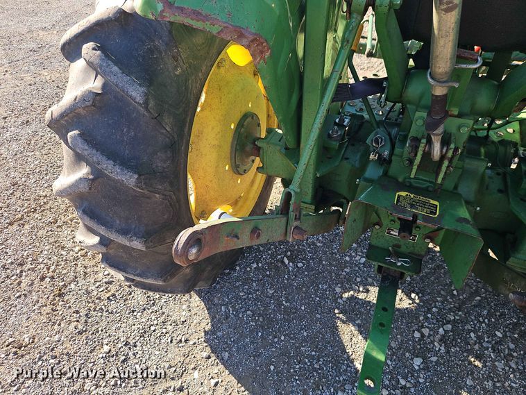 image for item EO8515 1984 John Deere 950 tractor