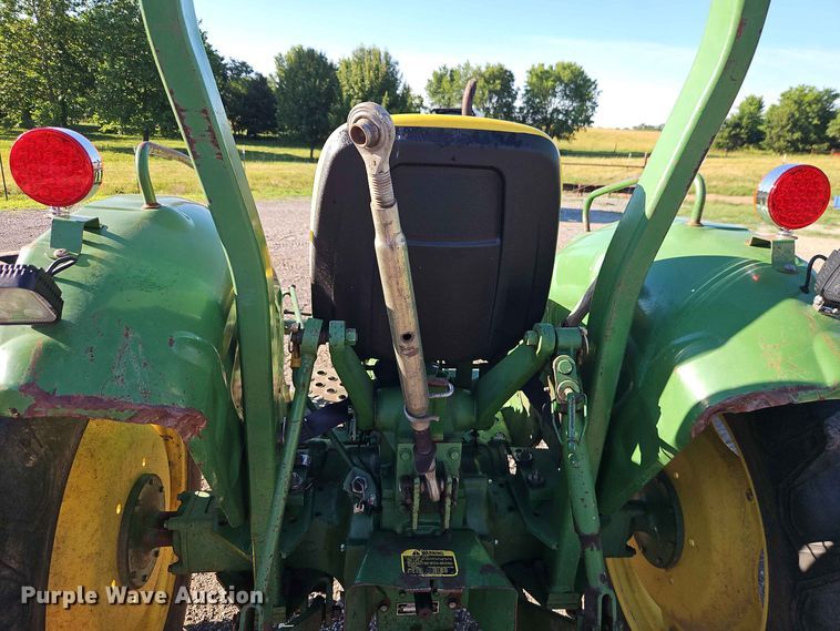 image for item EO8515 1984 John Deere 950 tractor