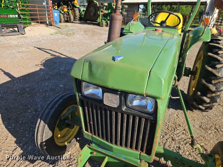 image for item EO8515 1984 John Deere 950 tractor