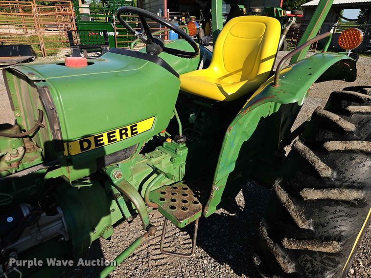 image for item EO8515 1984 John Deere 950 tractor