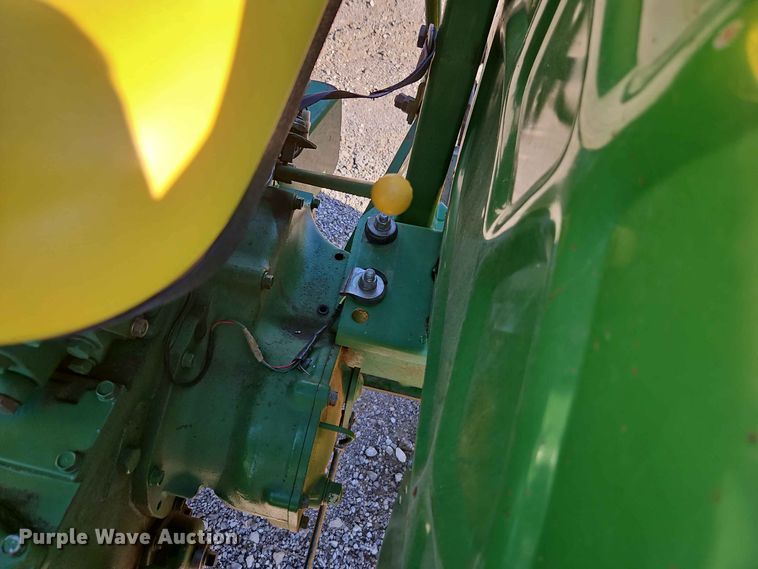 image for item EO8515 1984 John Deere 950 tractor