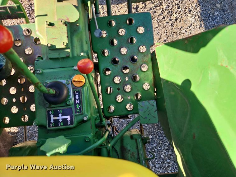 image for item EO8515 1984 John Deere 950 tractor