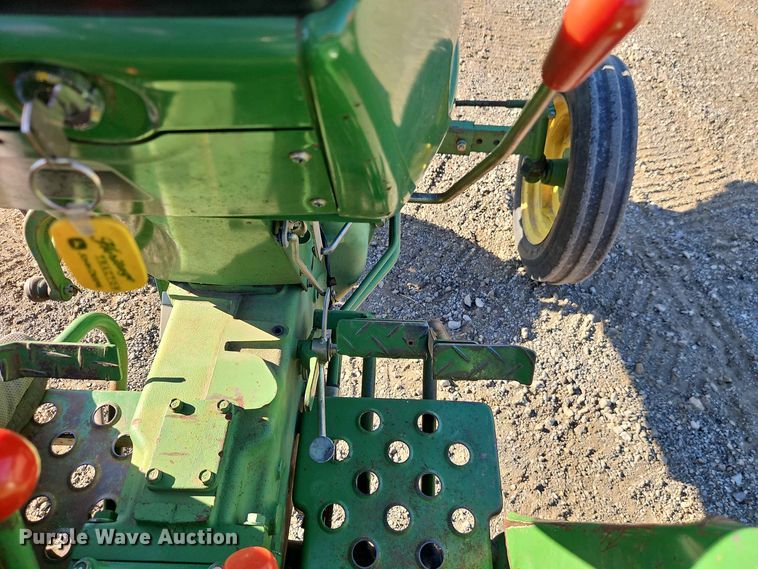 image for item EO8515 1984 John Deere 950 tractor