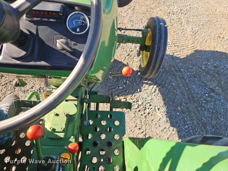 image for item EO8515 1984 John Deere 950 tractor
