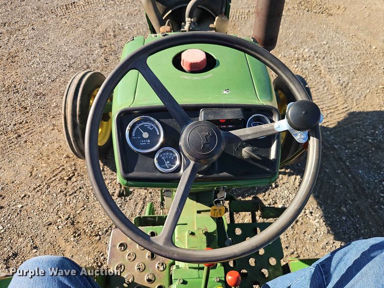 image for item EO8515 1984 John Deere 950 tractor