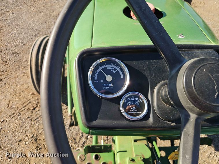 image for item EO8515 1984 John Deere 950 tractor