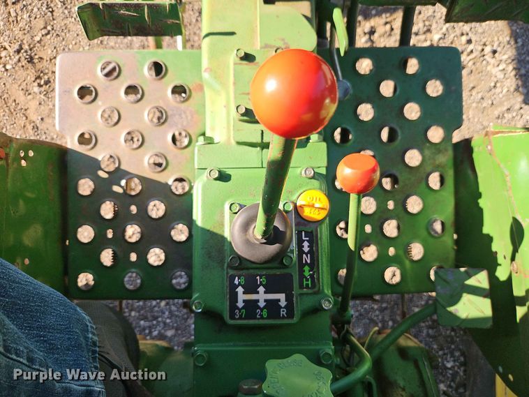 image for item EO8515 1984 John Deere 950 tractor
