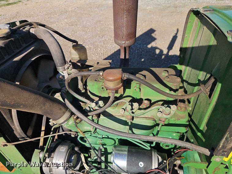 image for item EO8515 1984 John Deere 950 tractor