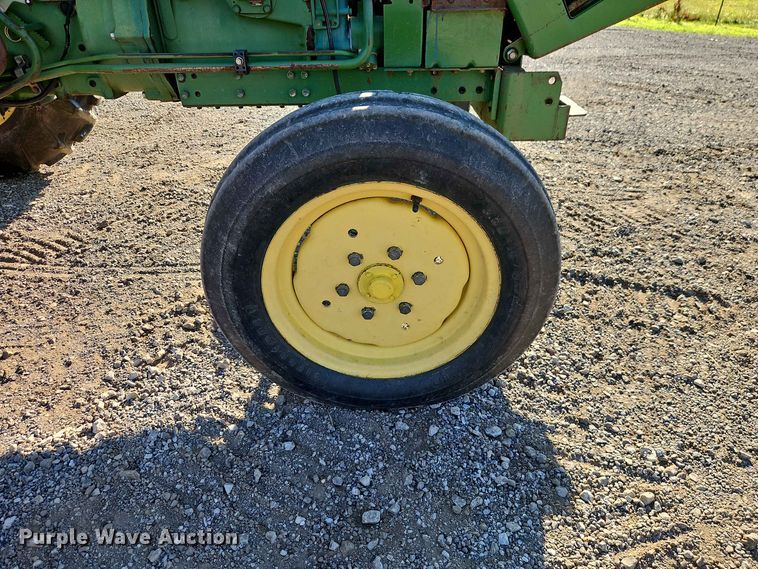 image for item EO8515 1984 John Deere 950 tractor