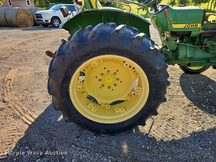 image for item EO8515 1984 John Deere 950 tractor