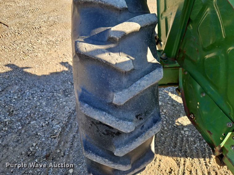 image for item EO8515 1984 John Deere 950 tractor