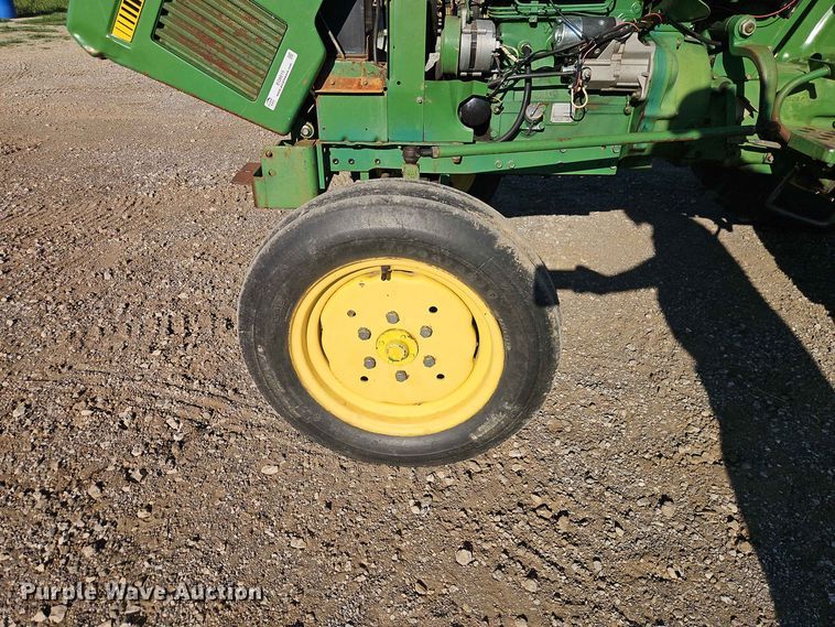 image for item EO8515 1984 John Deere 950 tractor