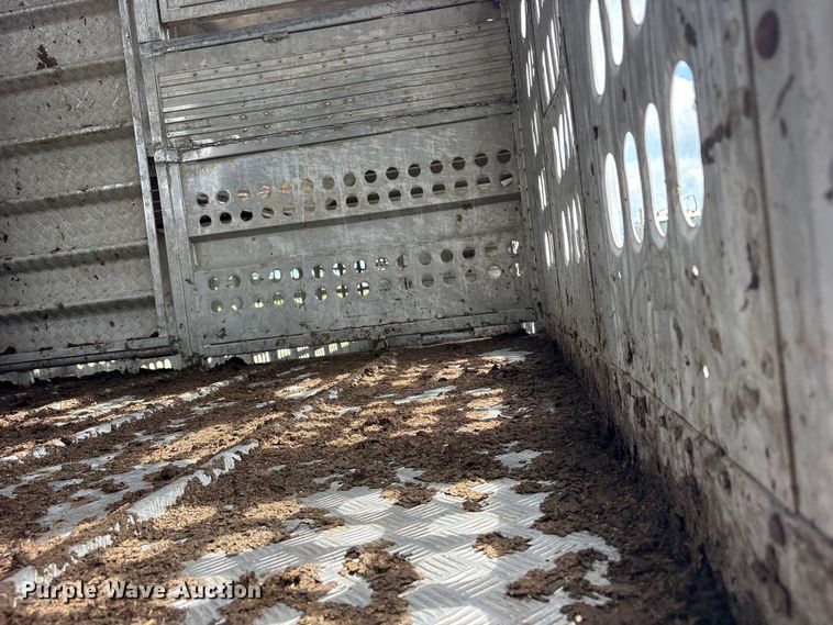 image for item ET2231 1988 Barrett 88L4537 livestock trailer