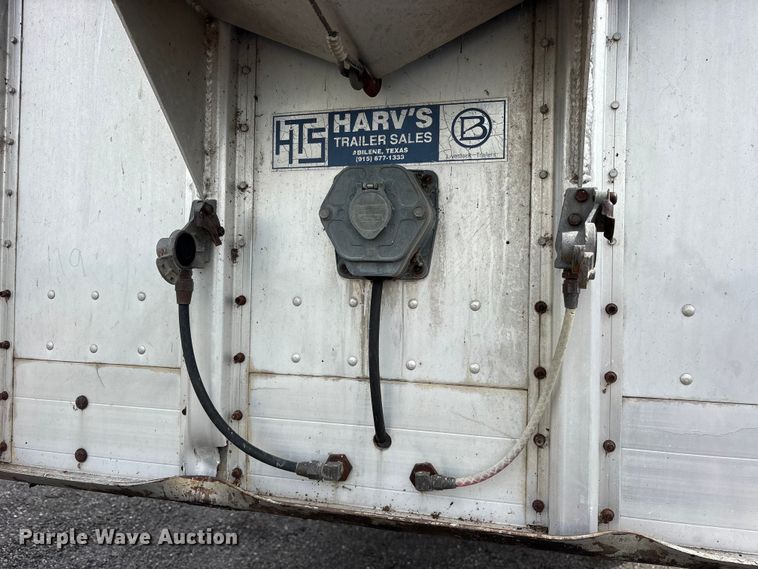 image for item ET2231 1988 Barrett 88L4537 livestock trailer