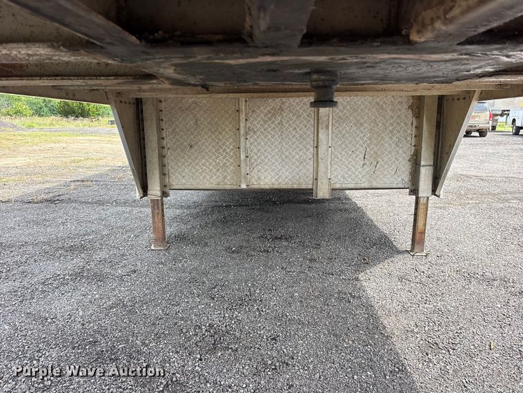 image for item ET2231 1988 Barrett 88L4537 livestock trailer