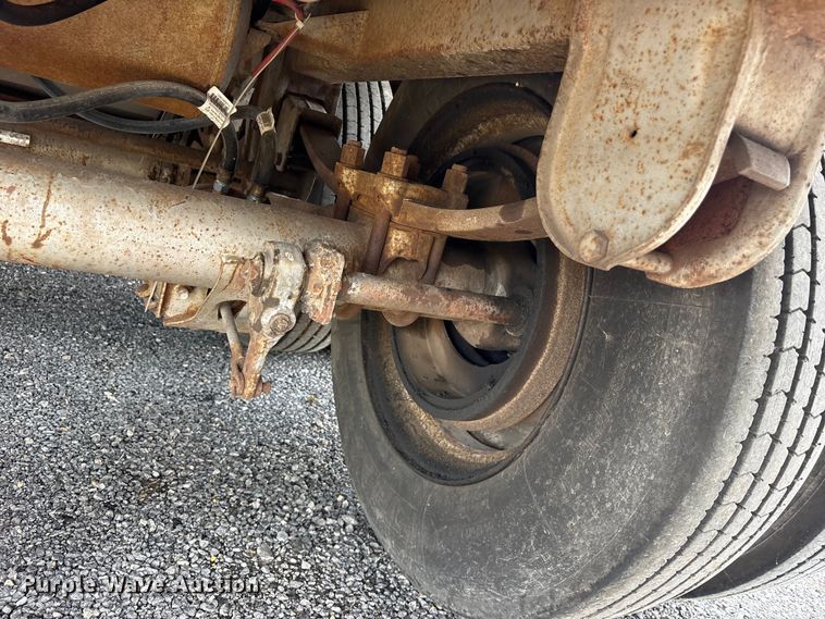 image for item ET2231 1988 Barrett 88L4537 livestock trailer