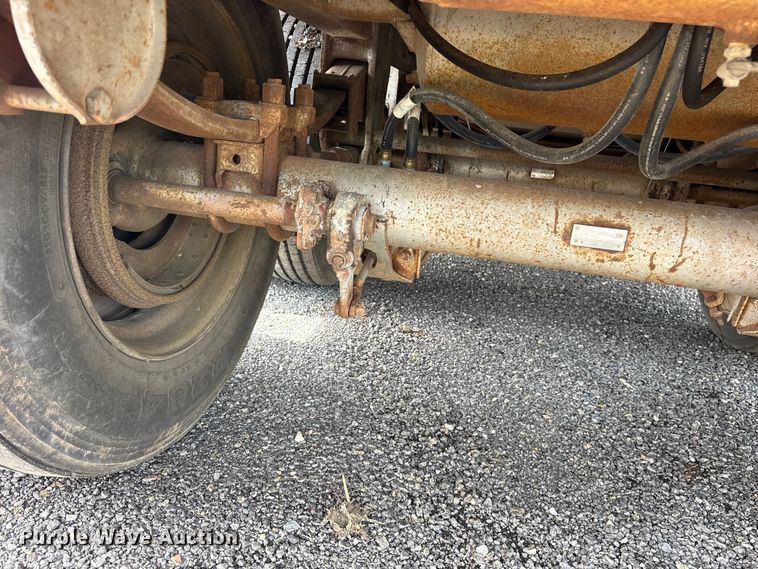 image for item ET2231 1988 Barrett 88L4537 livestock trailer