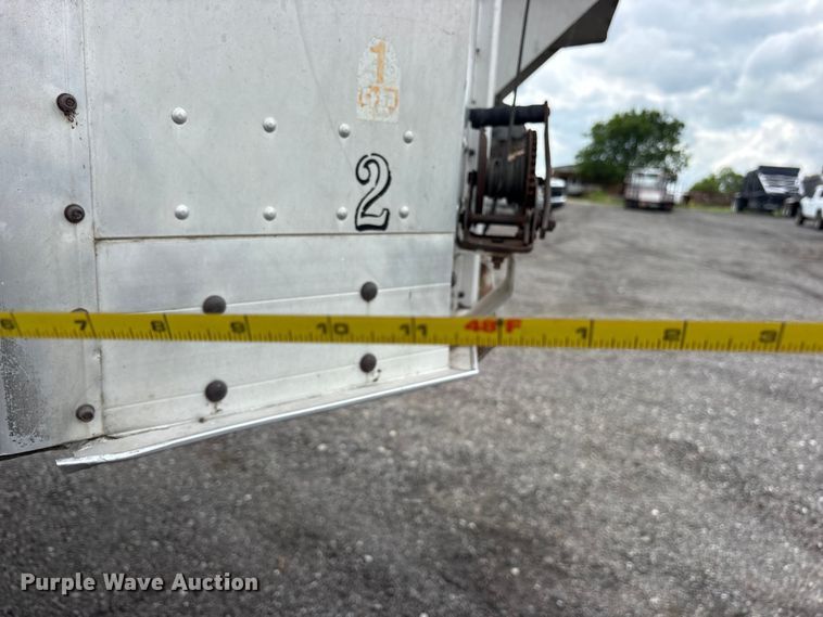 image for item ET2231 1988 Barrett 88L4537 livestock trailer