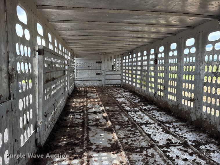 image for item ET2231 1988 Barrett 88L4537 livestock trailer