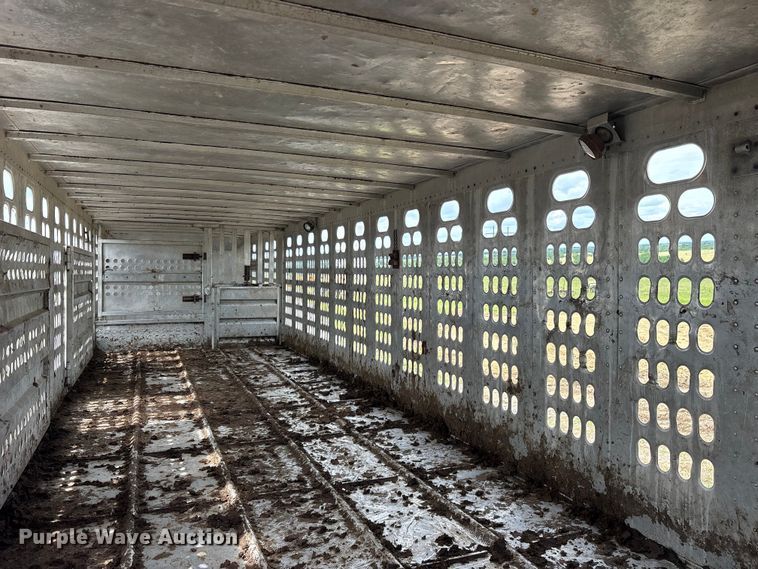 image for item ET2231 1988 Barrett 88L4537 livestock trailer