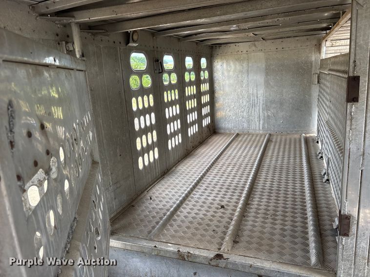 image for item ET2231 1988 Barrett 88L4537 livestock trailer