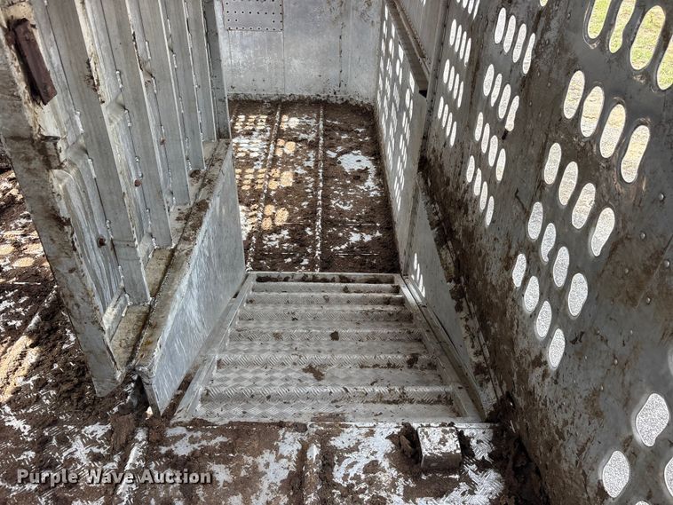 image for item ET2231 1988 Barrett 88L4537 livestock trailer