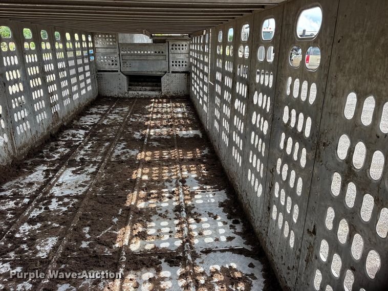 image for item ET2231 1988 Barrett 88L4537 livestock trailer