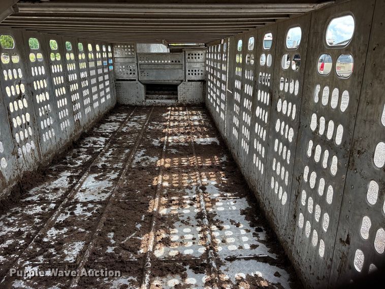 image for item ET2231 1988 Barrett 88L4537 livestock trailer