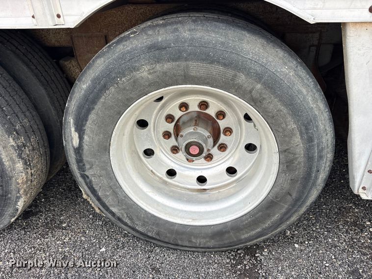 image for item ET2231 1988 Barrett 88L4537 livestock trailer