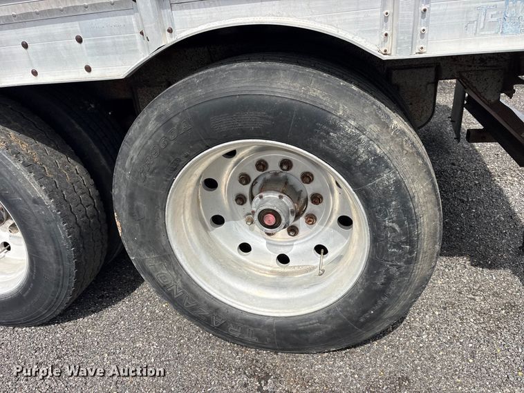 image for item ET2231 1988 Barrett 88L4537 livestock trailer