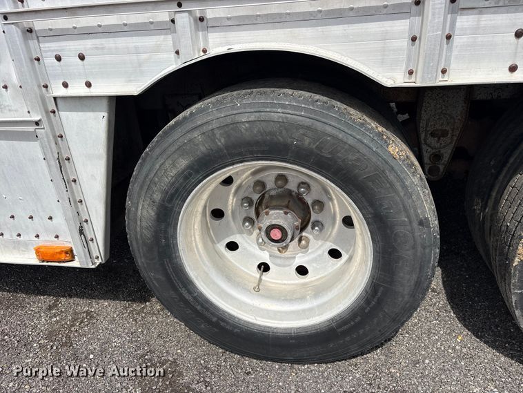 image for item ET2231 1988 Barrett 88L4537 livestock trailer