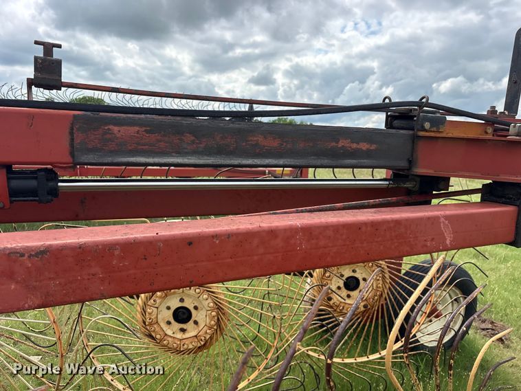 image for item ET2235 Hesston 3986 hay rake