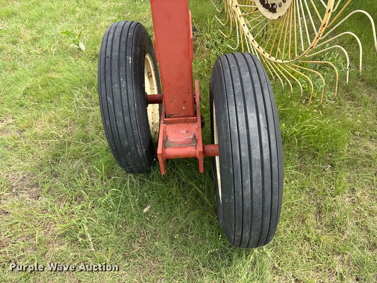 image for item ET2235 Hesston 3986 hay rake
