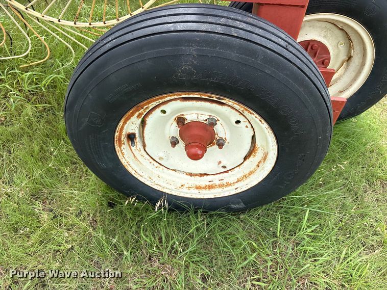 image for item ET2235 Hesston 3986 hay rake