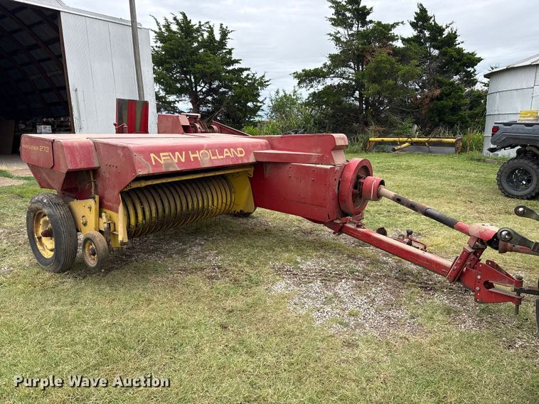 image for item ET6349 New Holland 273 small square baler